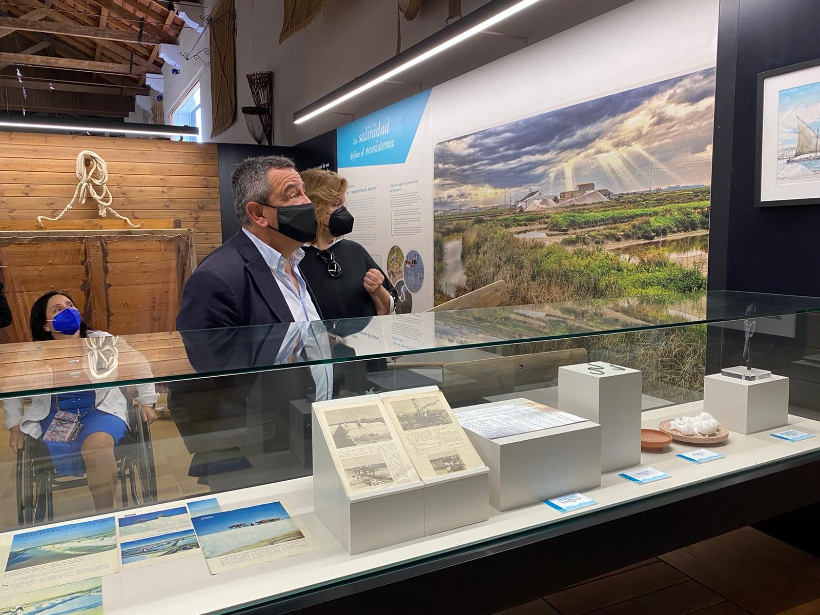 Loaiza, De Alba y Malu del Río, en el museo de la sal de Chiclana.