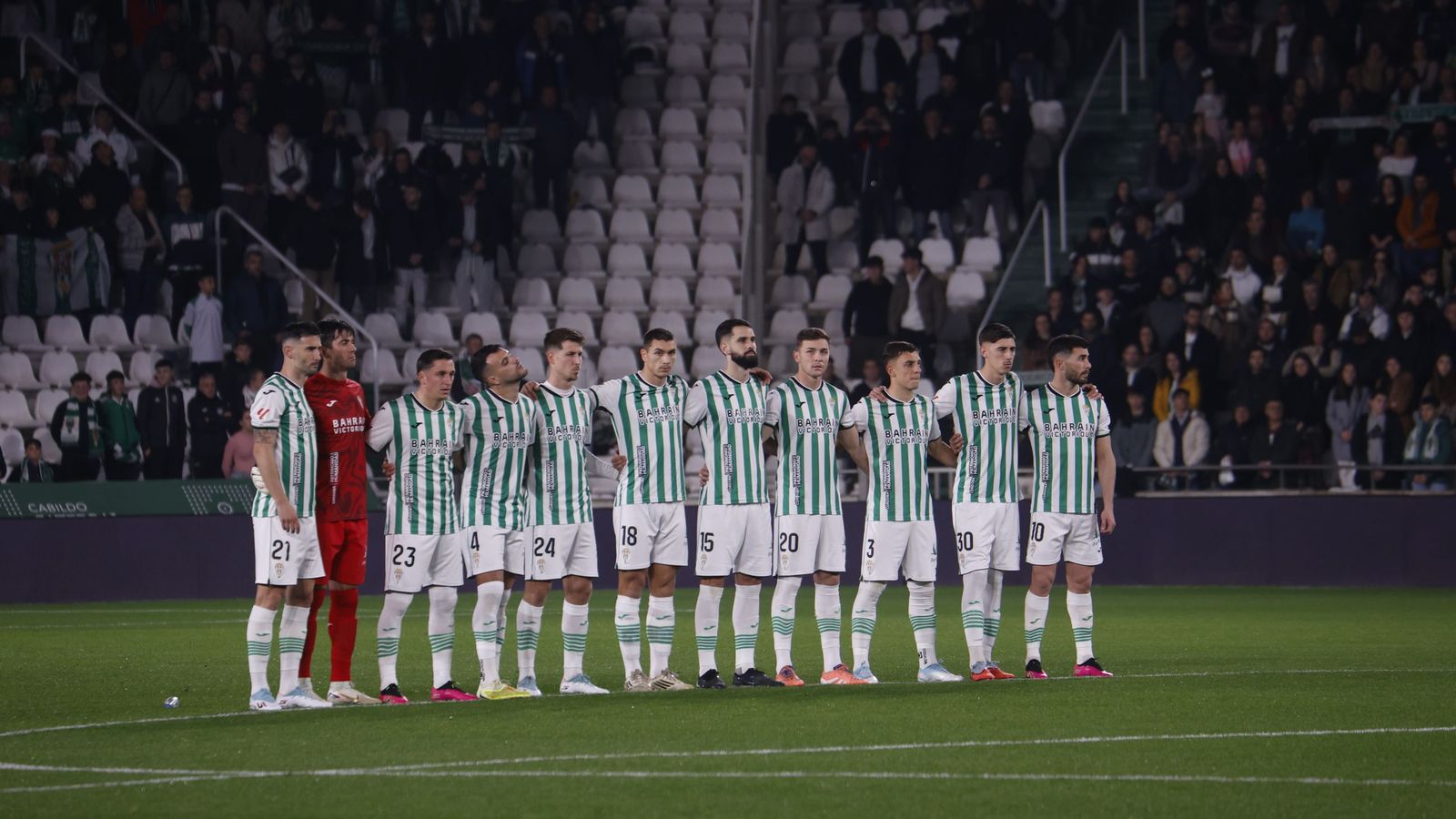 Los jugadores del Córdoba, durante el minuto de silencio guardado ante el duelo frente al Burgos.