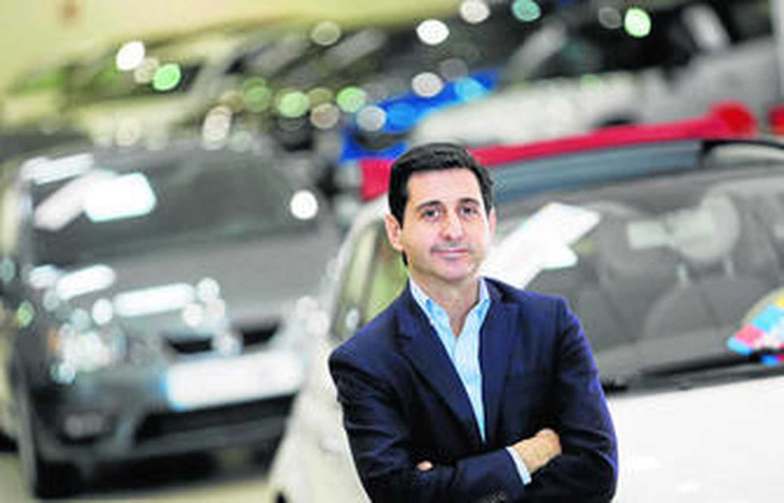 Carlos Oliva posa en su concesionario momentos antes de esta entrevista.