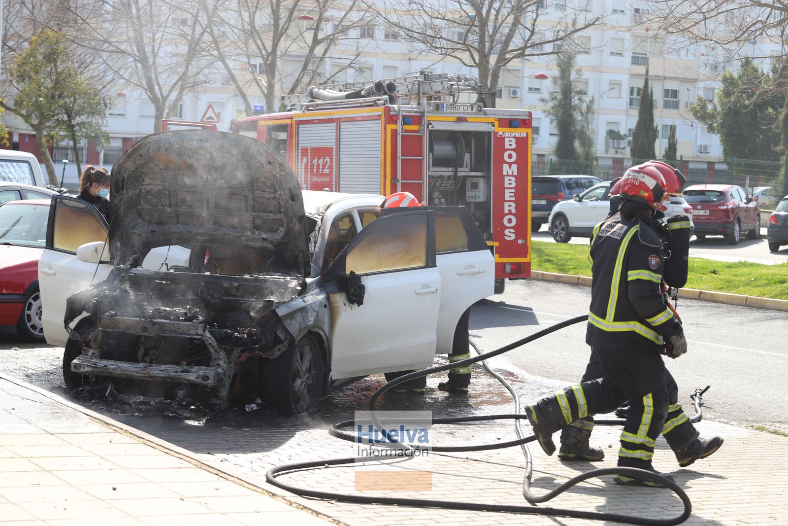 Arde un vehículo en la calle Honduras, junto a las instalaciones deportivas del Saladillo