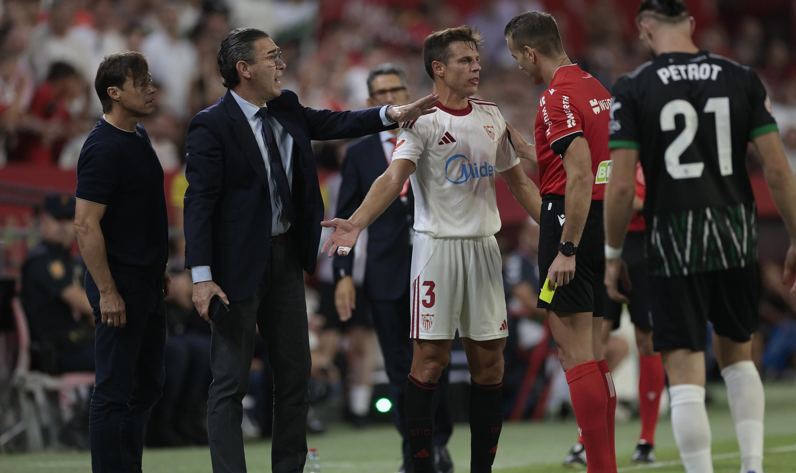 Alberola Rojas discute con Azpilicueta tras mostrales a él y a Almeyda la amarilla en el 93'.