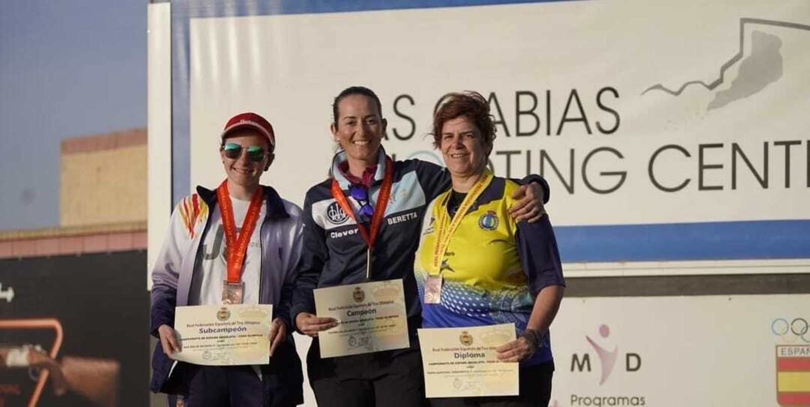 Fátima Gálvez, en el centro de la imagen, junto a Mar Molné y María Quintanal.