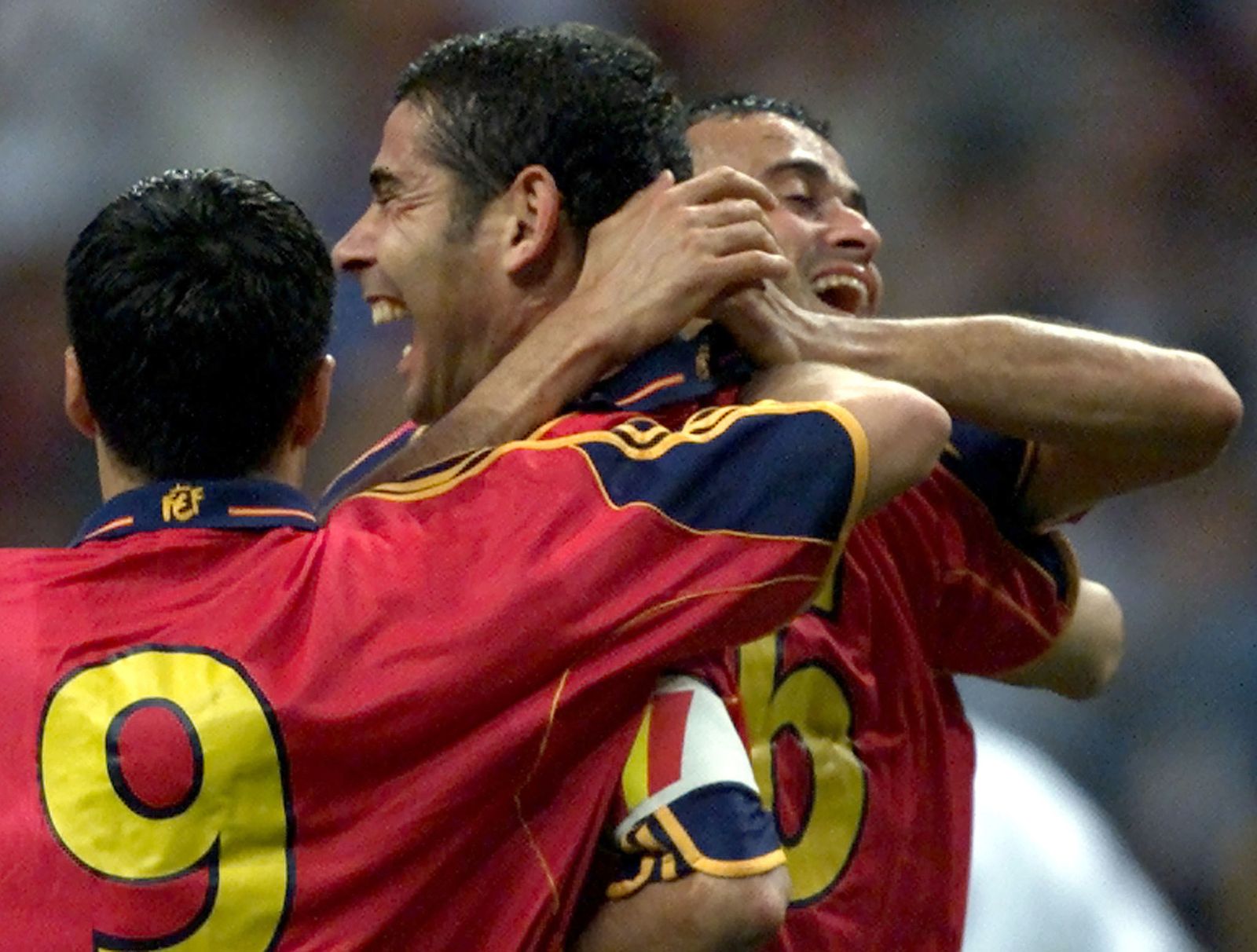 Luis Enrique abraza a Hierro tras marcar éste un gol con España.