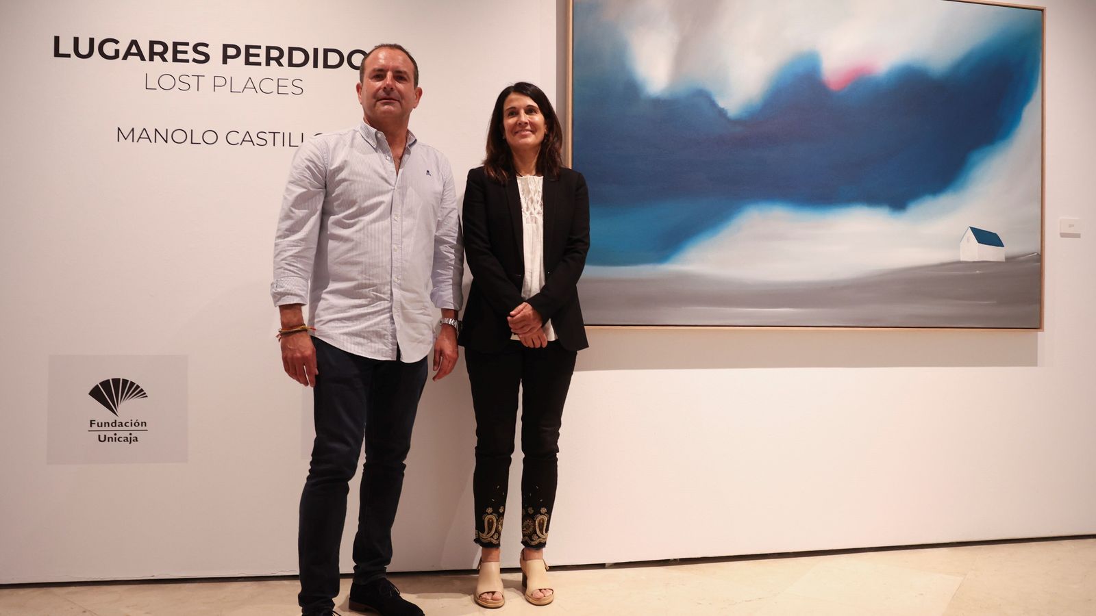 La directora de Actividades Culturales de la Fundación Unicaja, Emilia Garrido, y Manolo Castillo.