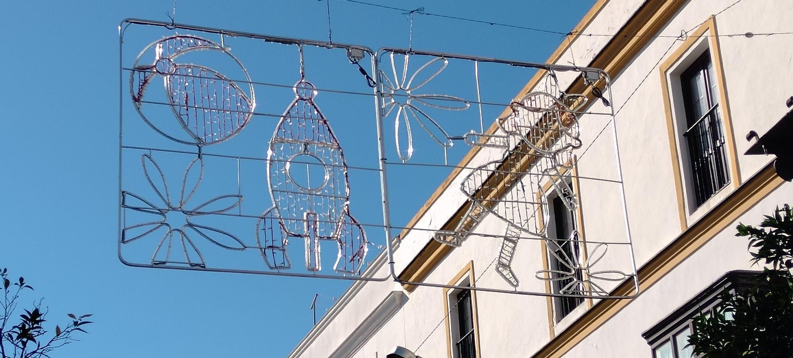 El alumbrado extraordinario sí quedará encendido en la tarde de este martes.