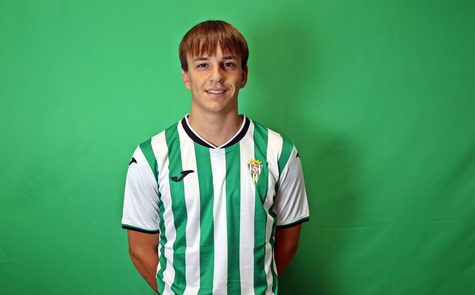 Dani Ferrer posa ya con la camiseta del Córdoba CF.