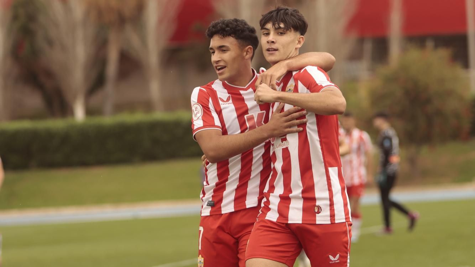 Valen y Joan celebran el primer tanto del encuentro.