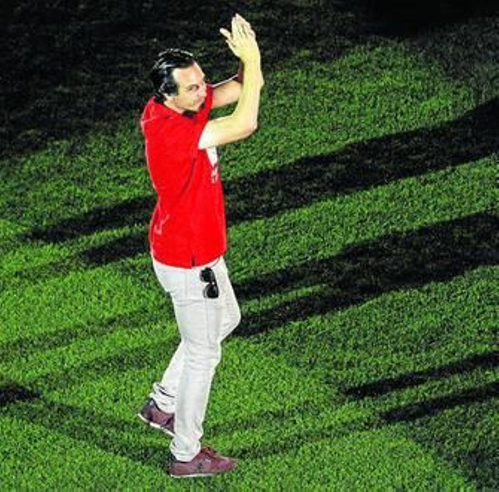 Unai Emery aplaude a la afición durante las celebraciones de la Liga Europa.