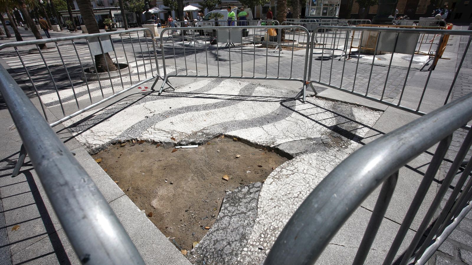 Otro de los baches que por fin están arreglando en San Juan de Dios.