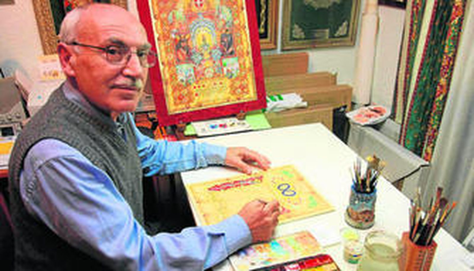 Francisco Llonís, en el estudio donde efectúa todo su trabajo artístico.