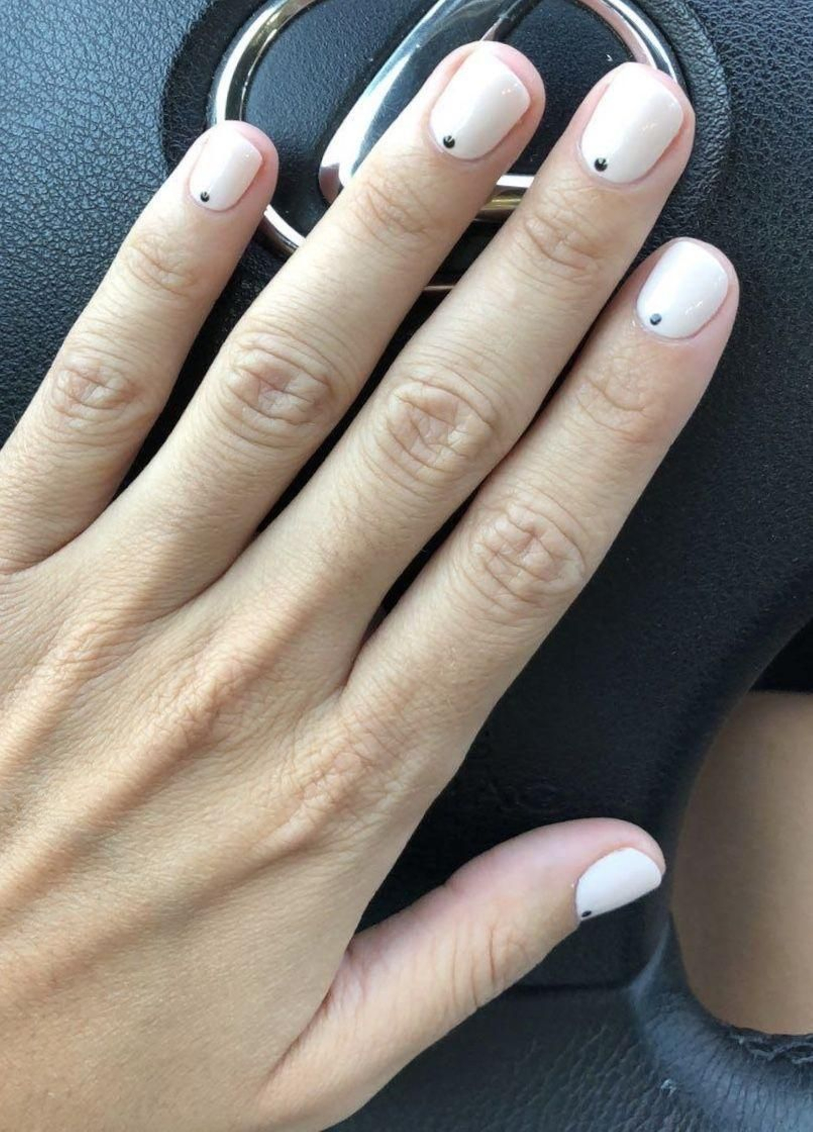 Uñas minimalistas.
