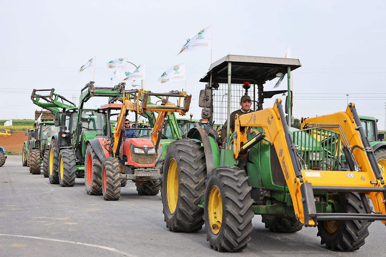 Imágenes de la multitudinaria tractorada de los agricultores en Huelva