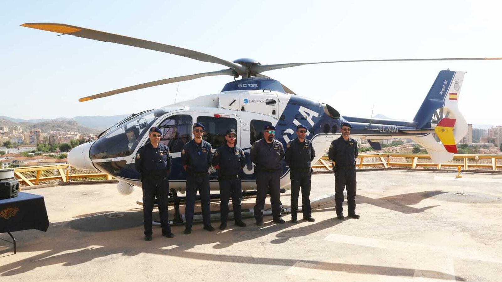 Agentes de la Policía Nacional junto al helicóptero.