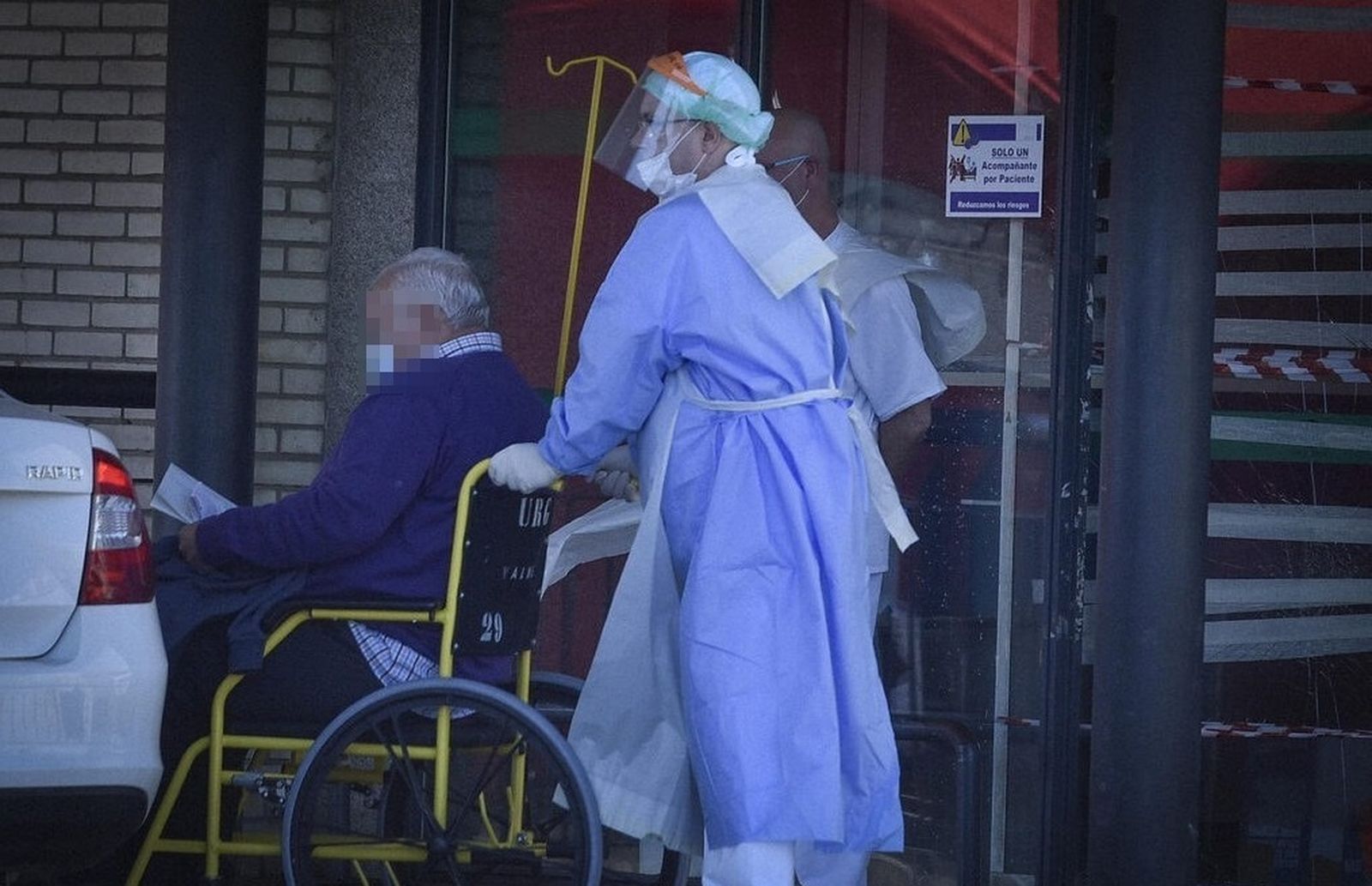 Un mayor es trasladado, en una imagen de archivo.