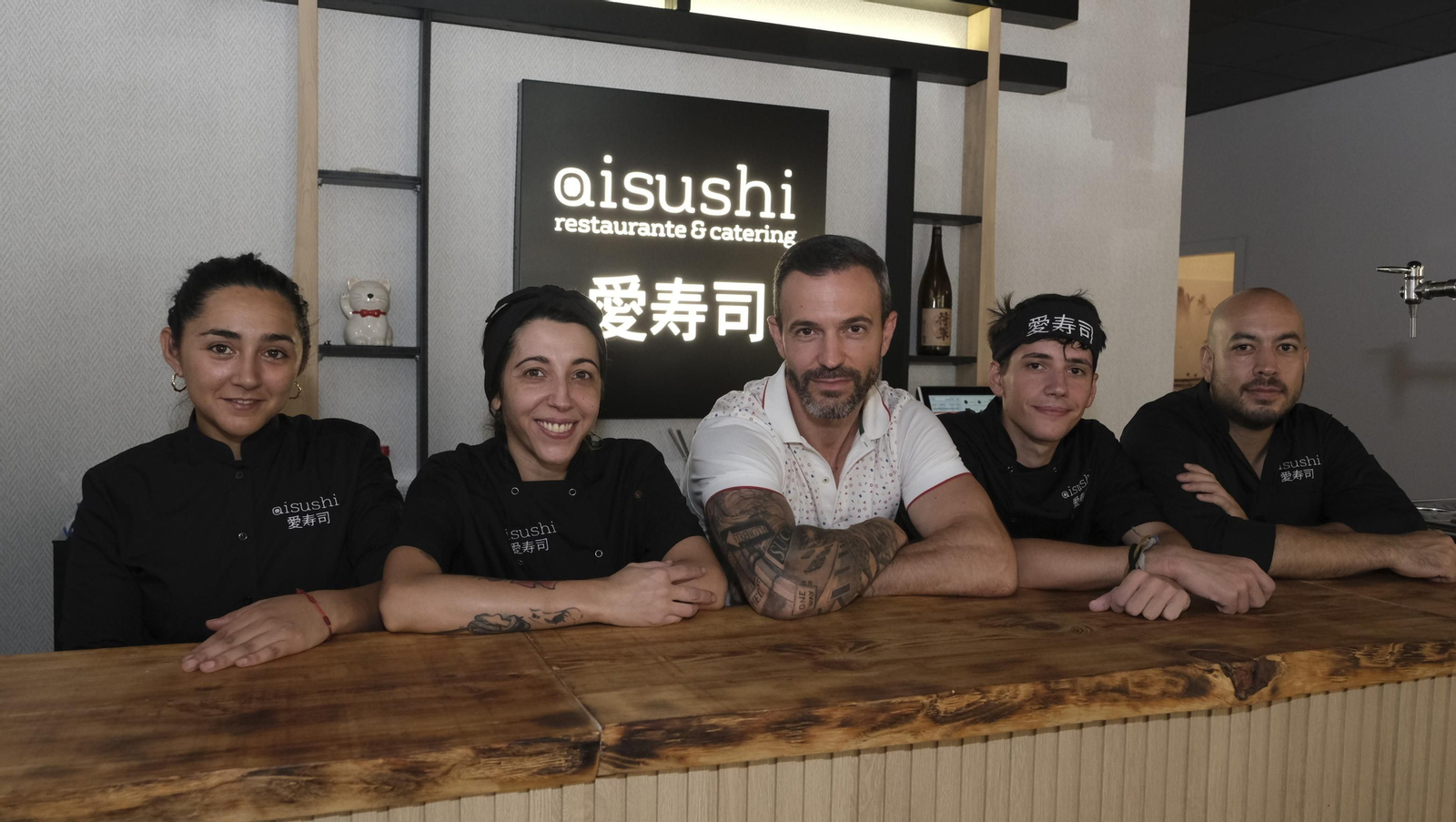Equipo de Aisushi, en medio Arturo Gálvez.