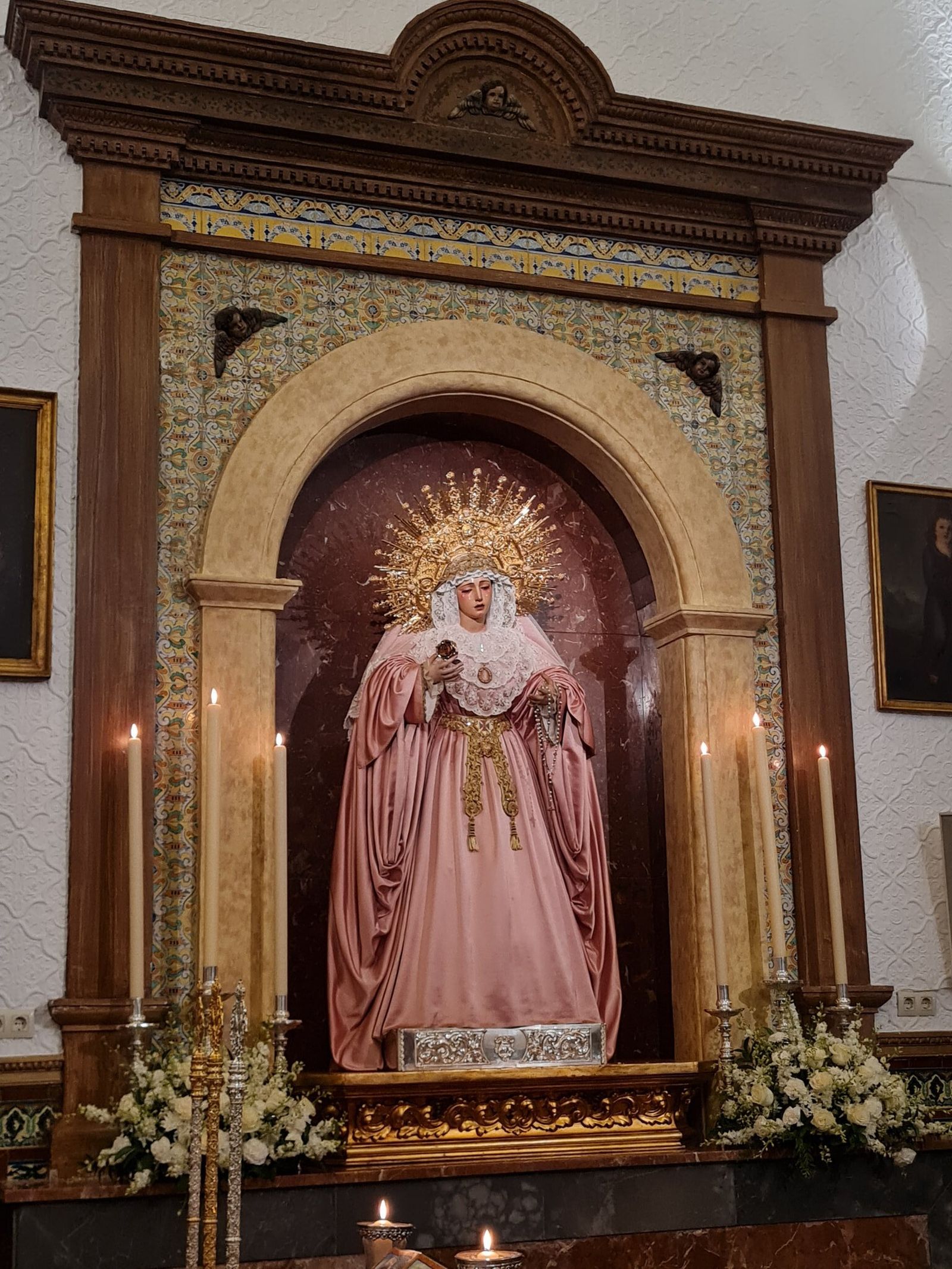 La Esperanza trinitaria en el altar del Sagrado Decreto