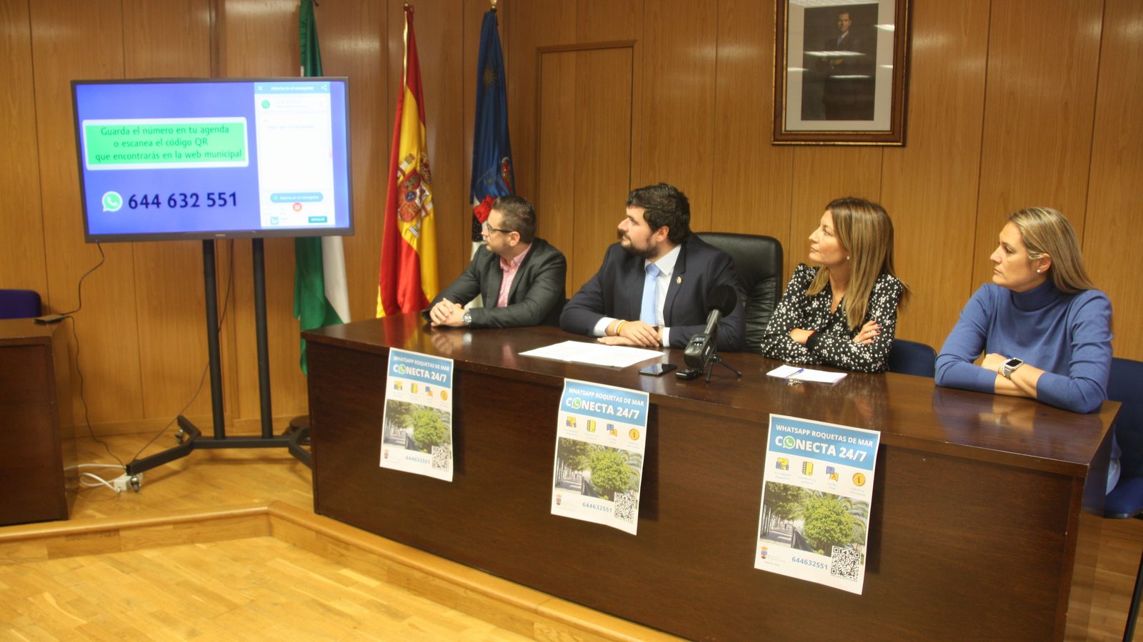 Los cuatro ediles visionan un vídeo explicativo durante la presentación.