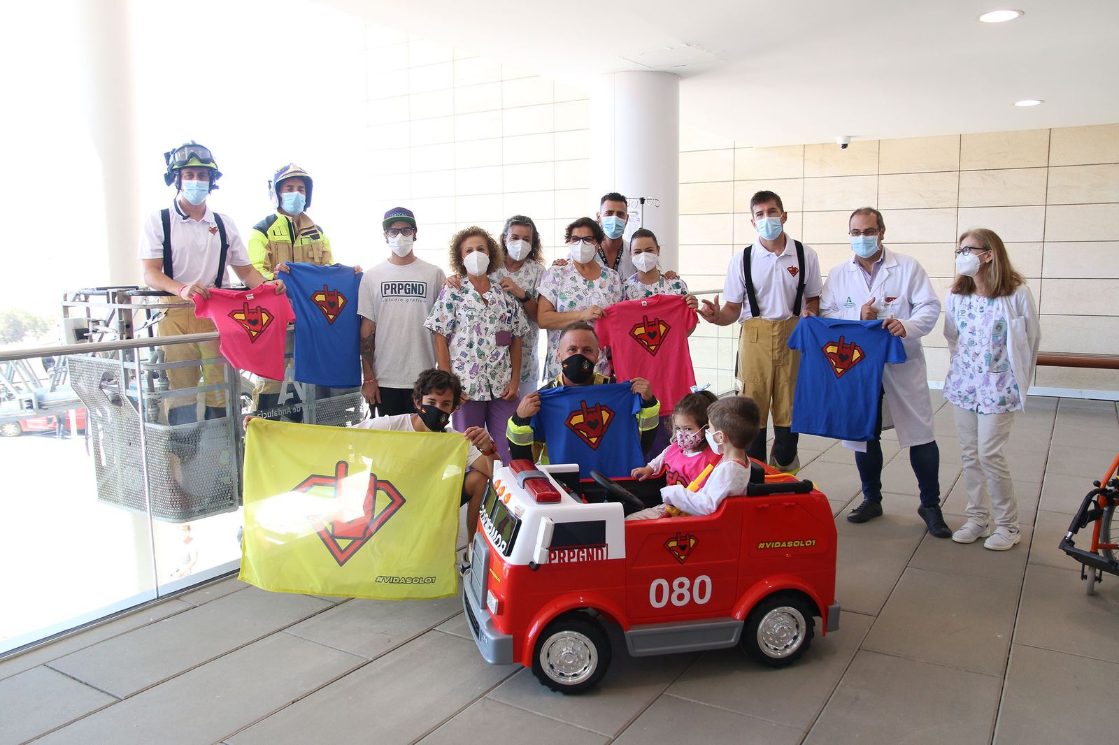 Fotogalería los bomberos de Almería regalan un cochecito eléctrico y camisetas a los niños hospitalizados de Torrecárdenas