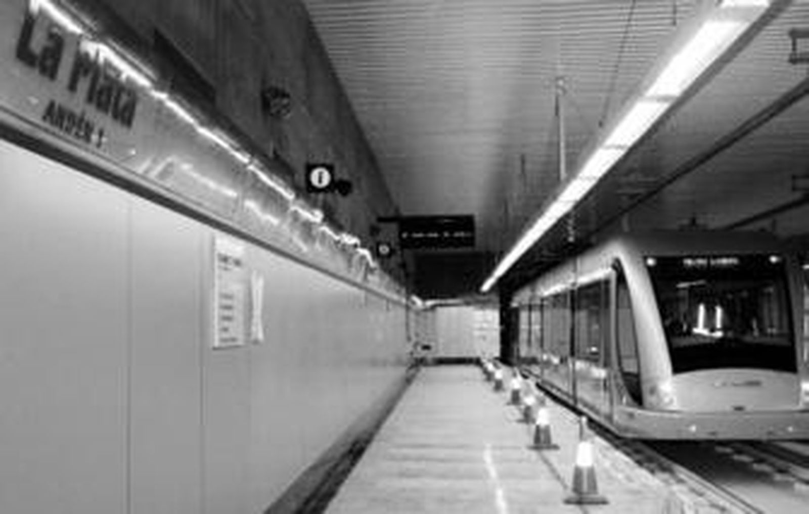 Uno de los vehículos del Metro pasa por la estación de La Plata, en Rochelambert, ayer.