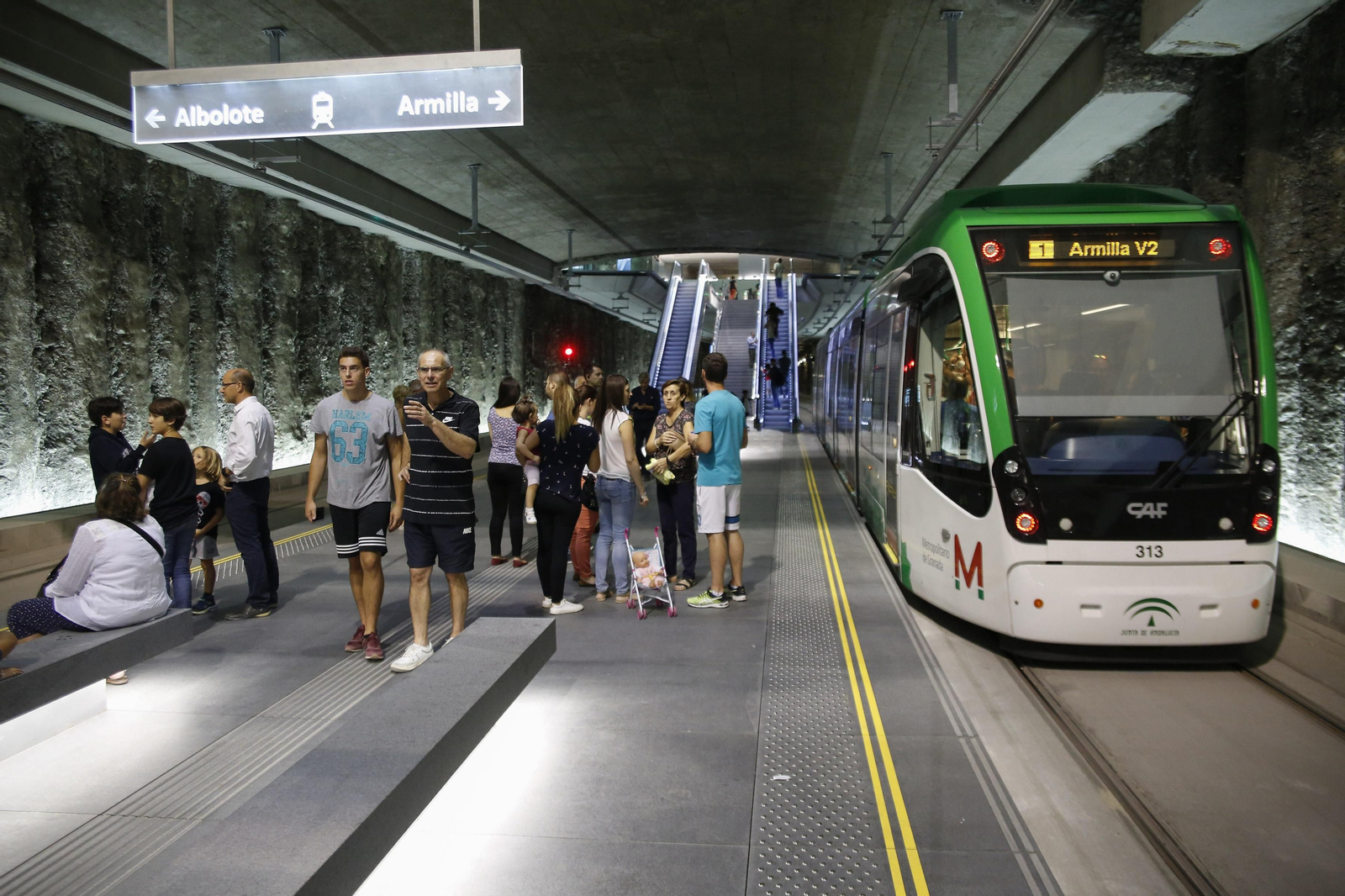 Los tranvías abrieron sus puertas a los ciudadanos a las 12 del mediodía.