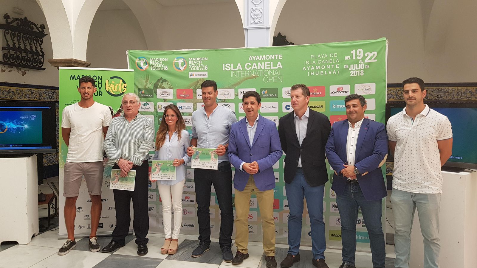 Autoridades y jugadores, durante un momento de la presentación del torneo, ayer en Ayamonte.