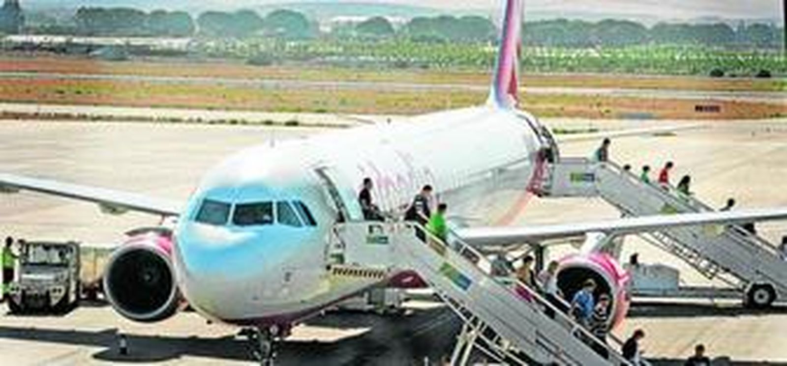 Pasajeros desembarcan de un avión de Air Berlin en el aeropuerto jerezano, en una imagen de archivo.
