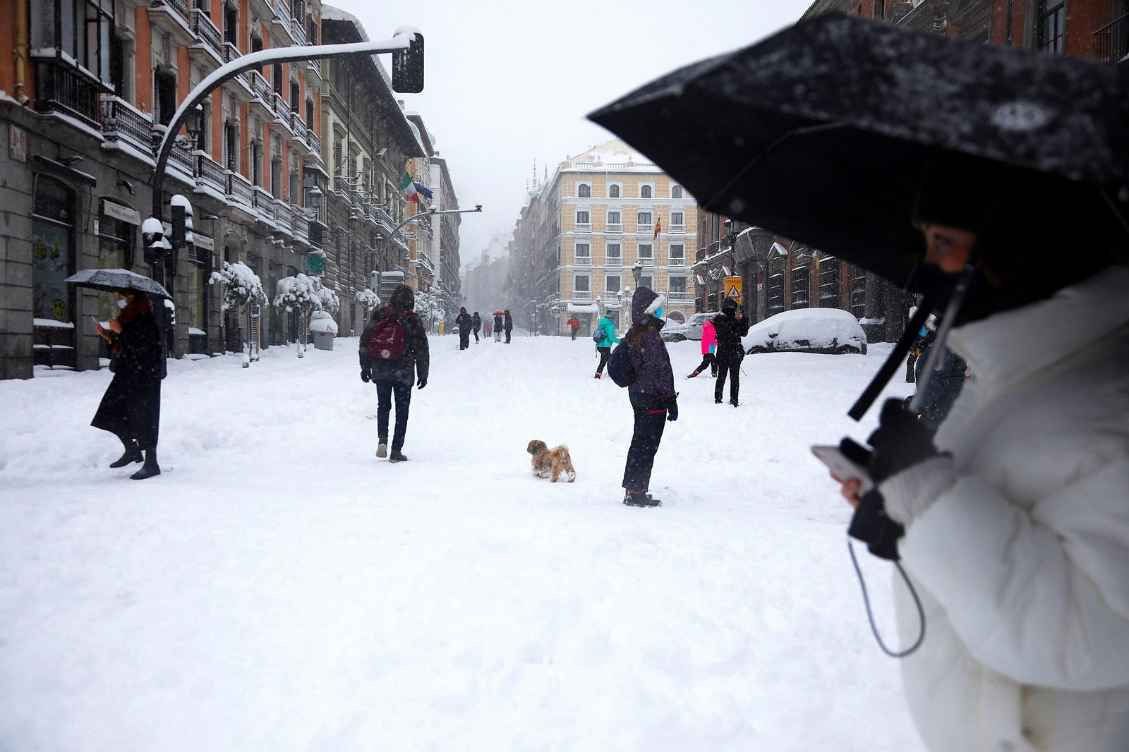 El segundo día del temporal 'Filomena' en imágenes: más nieve y caos