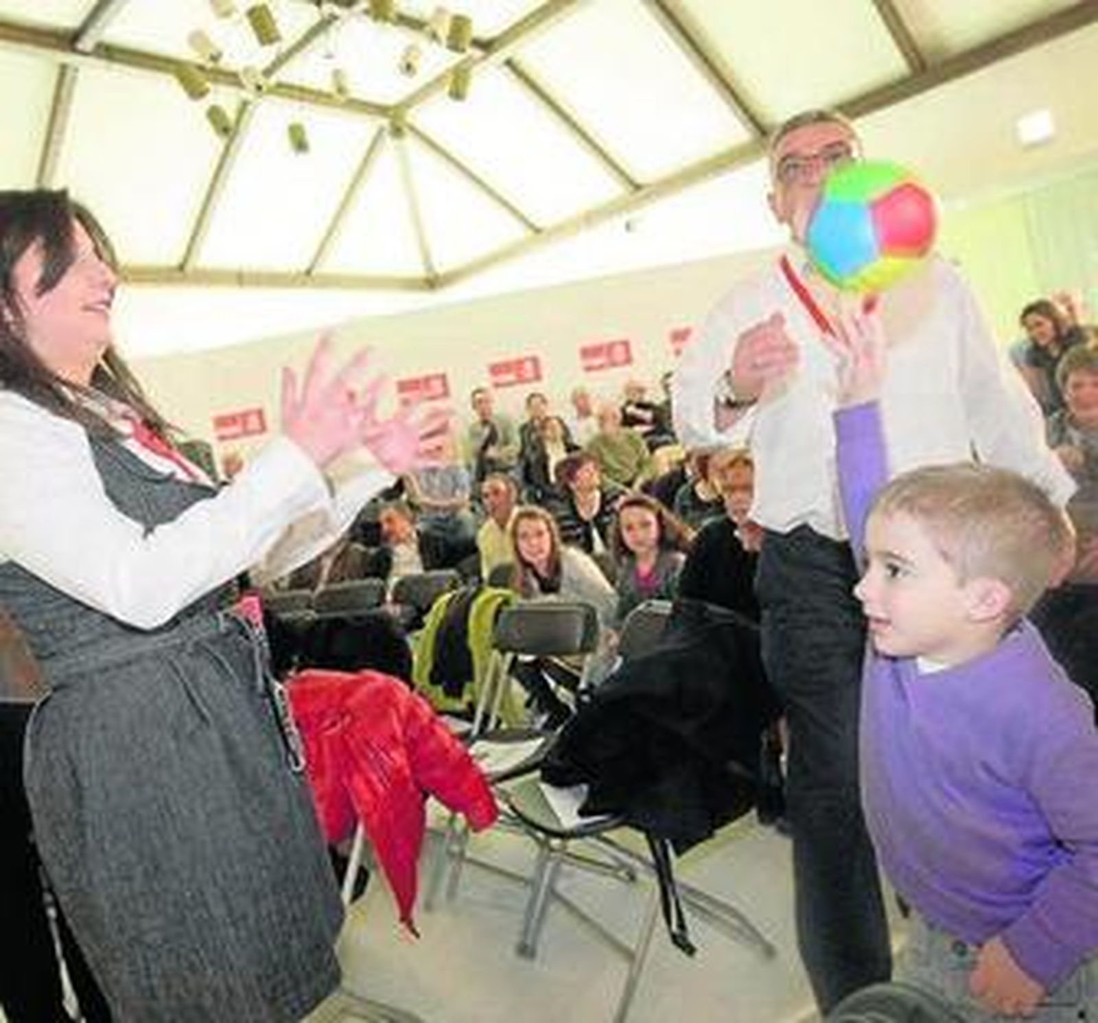 El hijo de la candidata se divierte junto con una pelota.