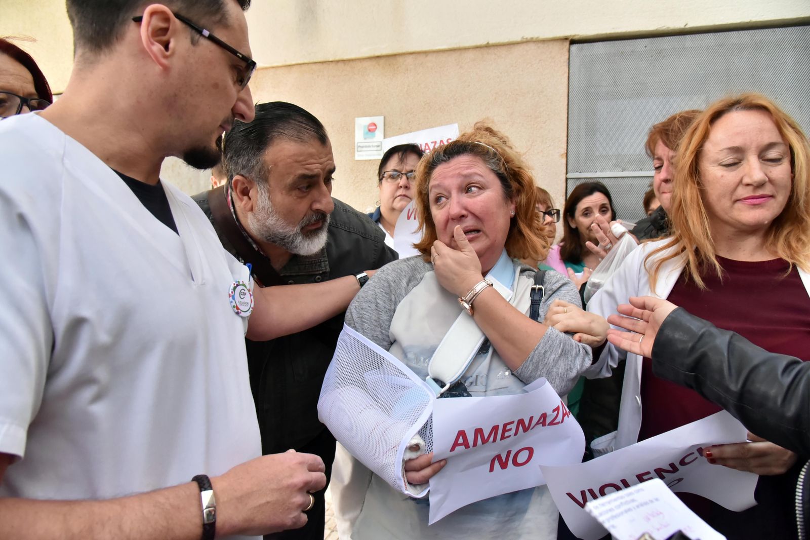 María del Carmen Corrales recibe el apoyo de sus compañeros en marzo de 2018.