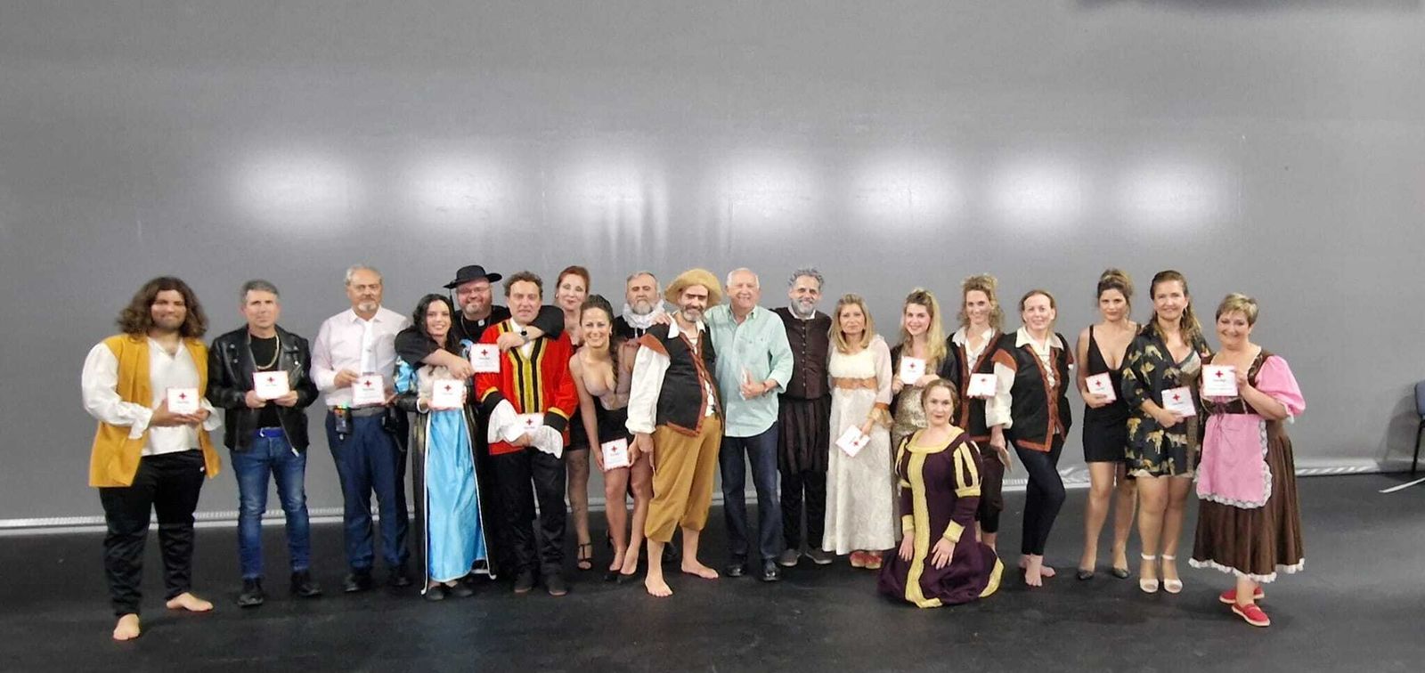 Juan José Martín Uceda con todo el elenco que participó el sábado en ‘Quijote 2000’ en el Teatro Auditorio de Roquetas de Mar.