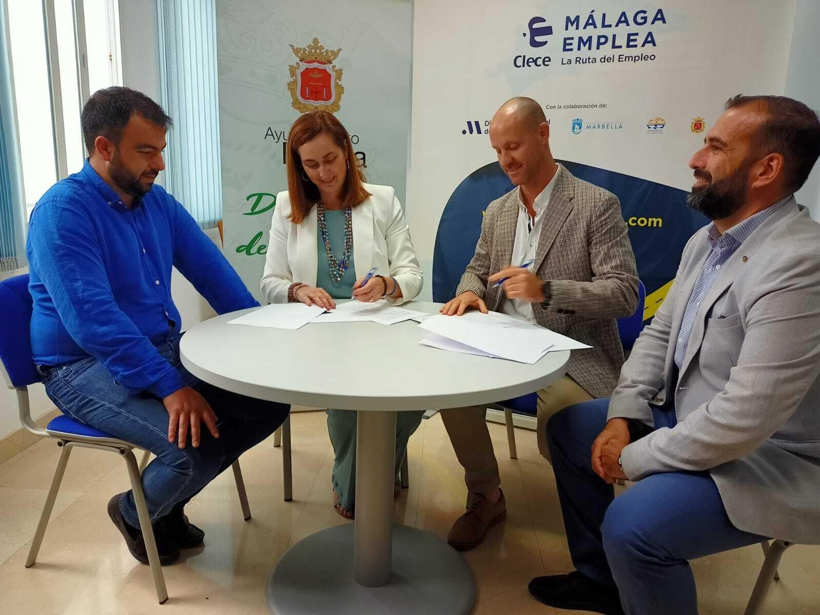 Firma del convenio entre los responsables de Clece y el Ayuntamiento de Ronda.
