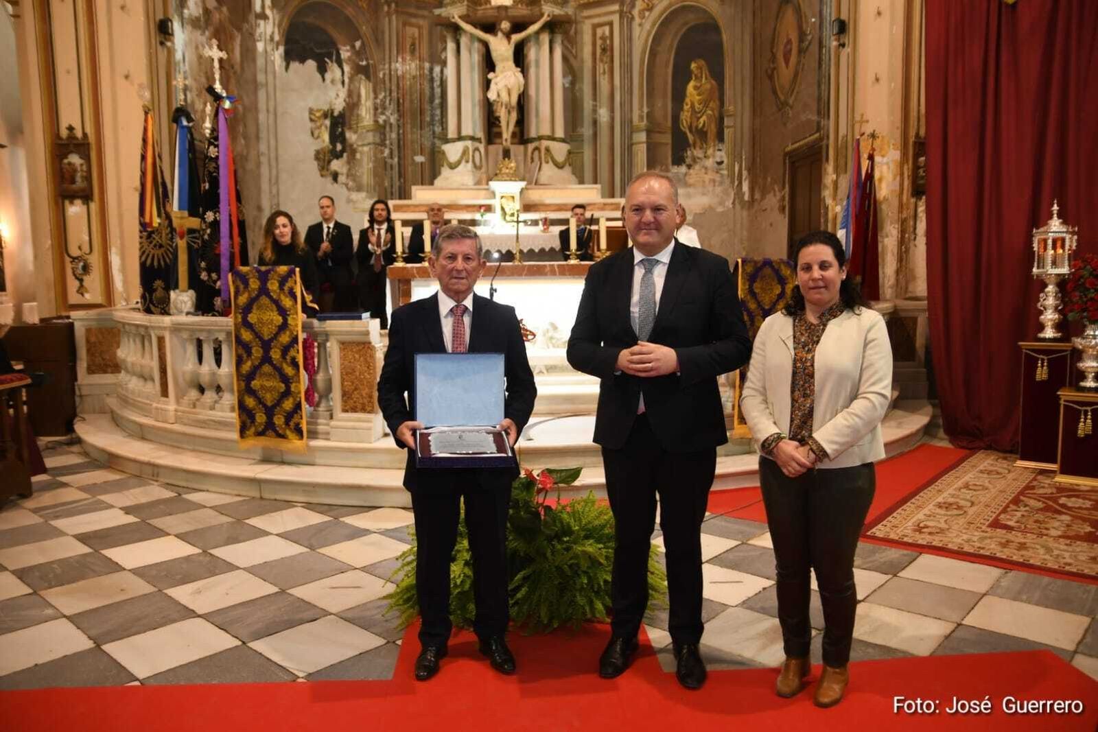 Ginés Pérez junto al alcalde y a la edil de Cultura.