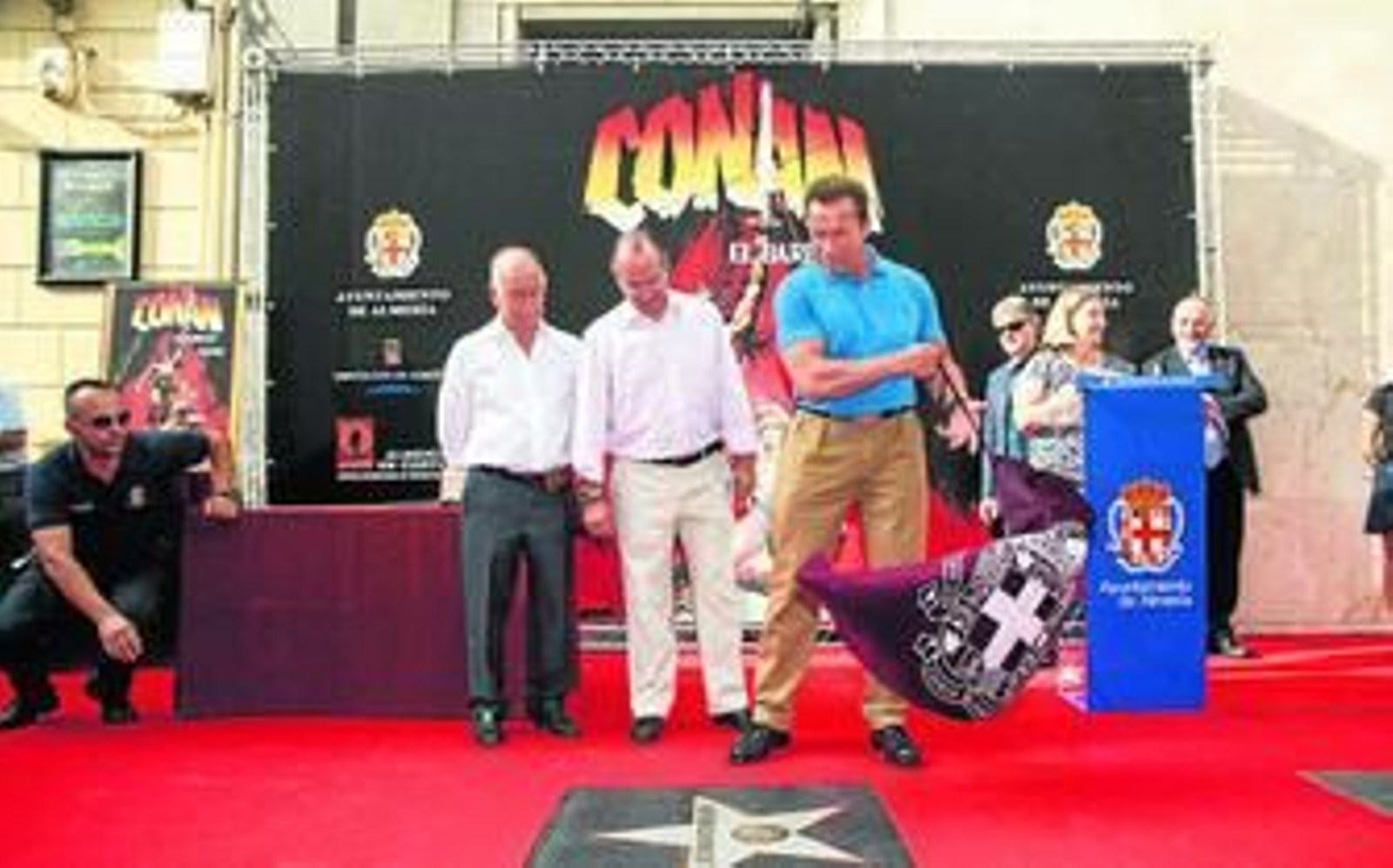 El actor Arnold Schwarzenegger visitó Almería en septiembre. En la imagen con Gabriel Amat y Luis Rogelio Rodríguez descubriendo su estrella.
