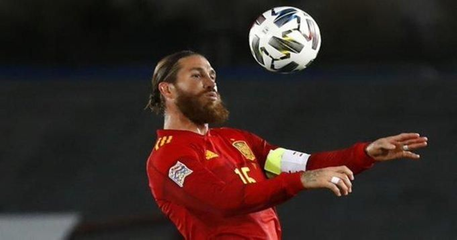 Sergio Ramos controla el balón en un momento del partido