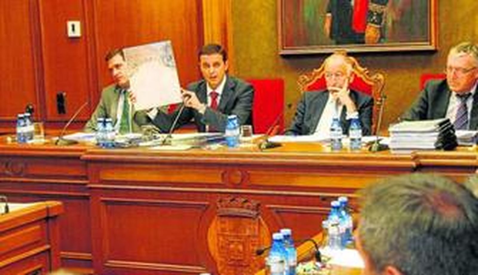 El vicepresidente basó la negativa de su grupo al carril bicipeatonal para la Villa de Vícar por ser "prioritario" el arreglo de carreteras provinciales.