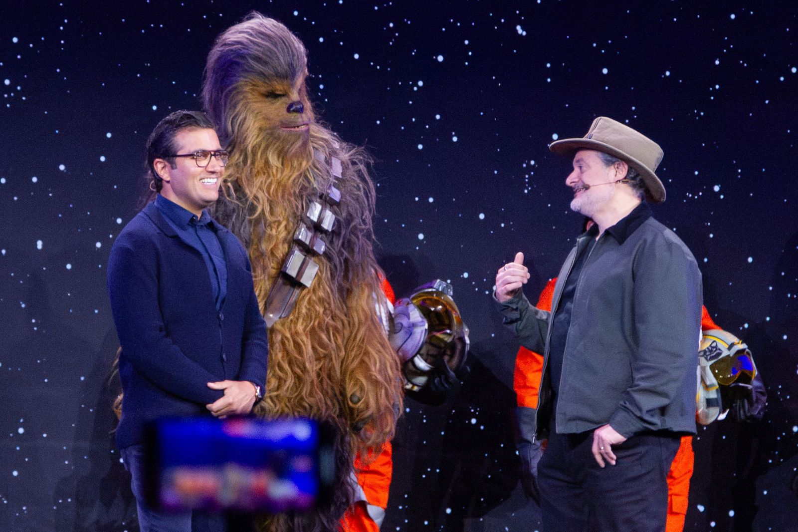 El director de Marca de la Compañia Walt Disney, Asad Ayaz, y el jefe Creativo de Lucasfilm, Dave Filoni, participan en la presentación de Lego en CES 2026