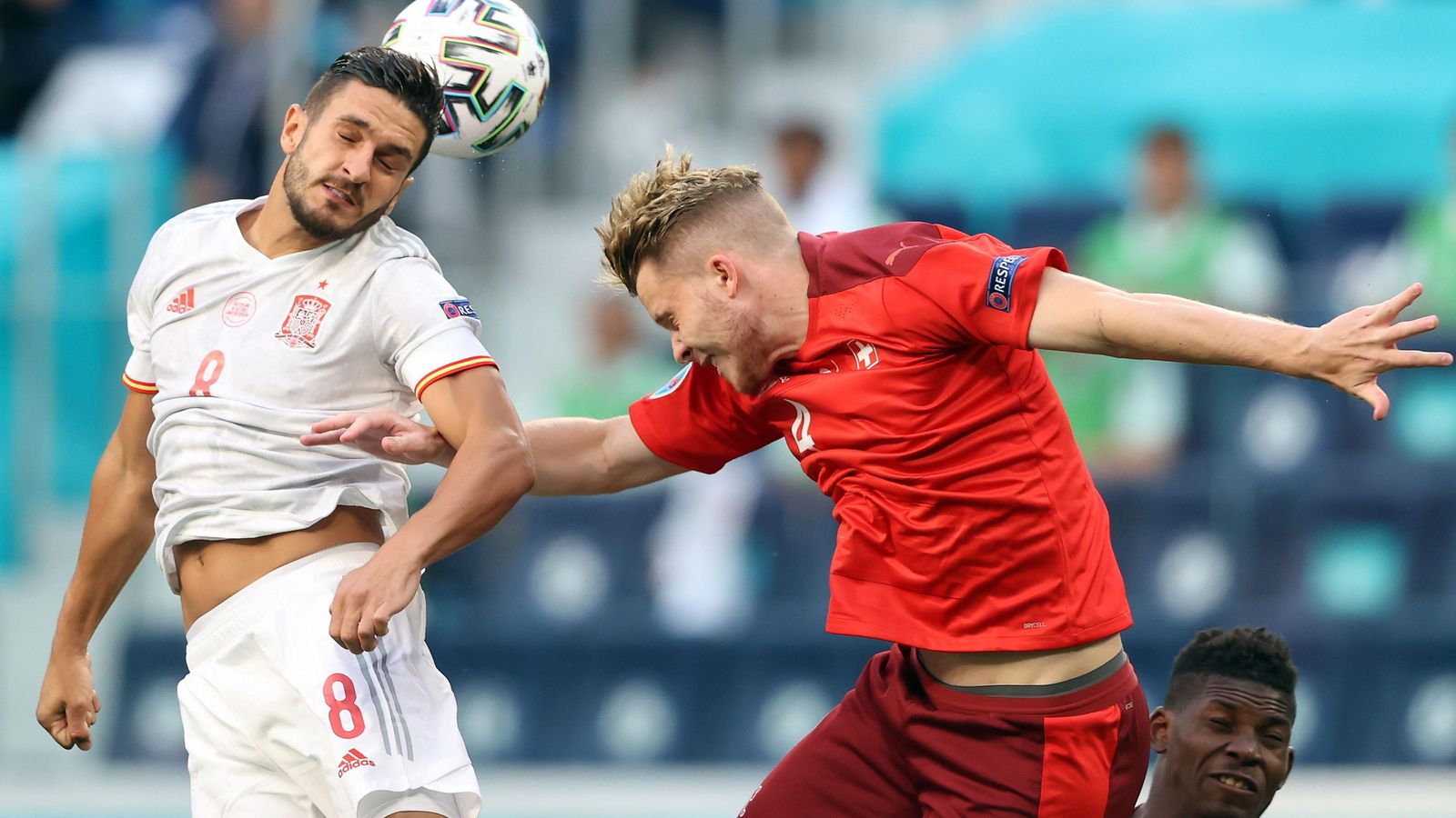 Koke cabecea un balón en los primeros compases del encuentro.