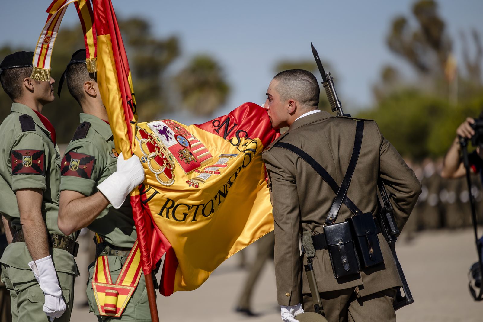 Las imágenes de la multitudinaria Jura de Bandera en Camposoto