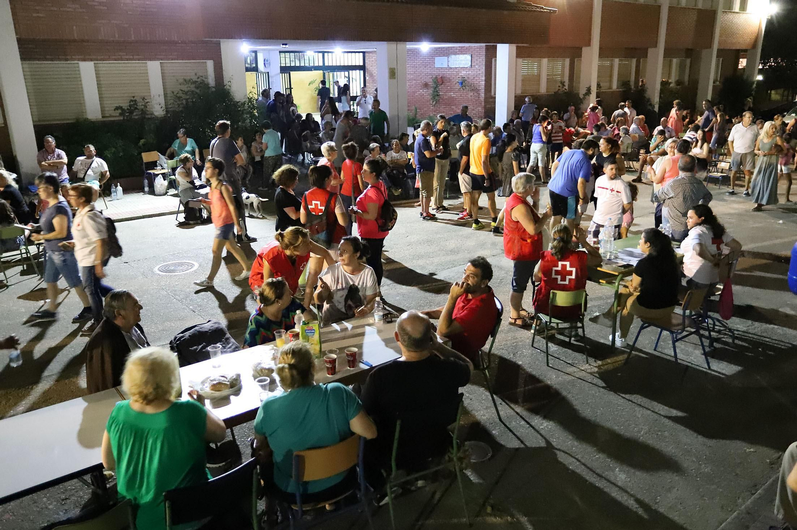 Imágenes de los evacuados de  Almonaster acogidos en Cortegana por el incendio