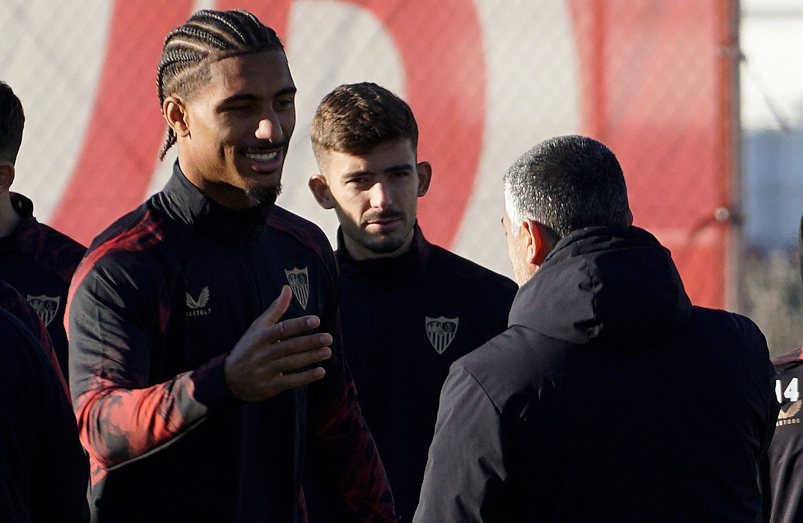 Badé y Kike Salas saludan en un entrenamiento a García Pimienta.