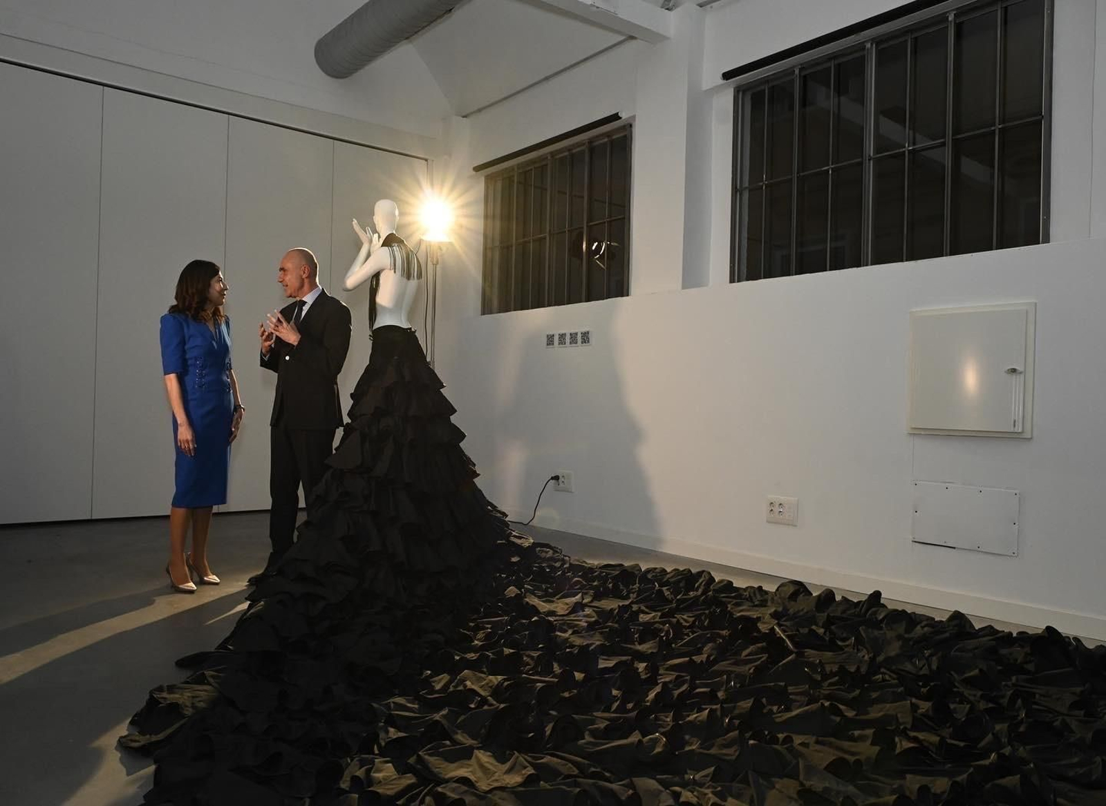 Antonio Muñoz y la secretaria de Estado para el Turismo con la bata de Rosalía