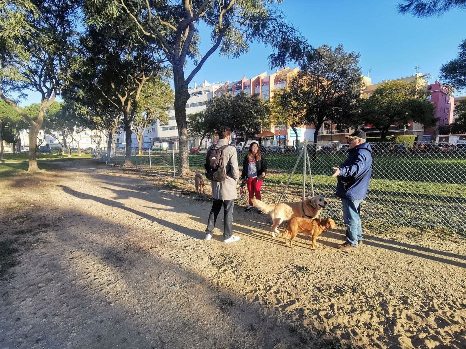 El edil José Luis Bueno, hablando con usuarios en el parque del Vino Fino.