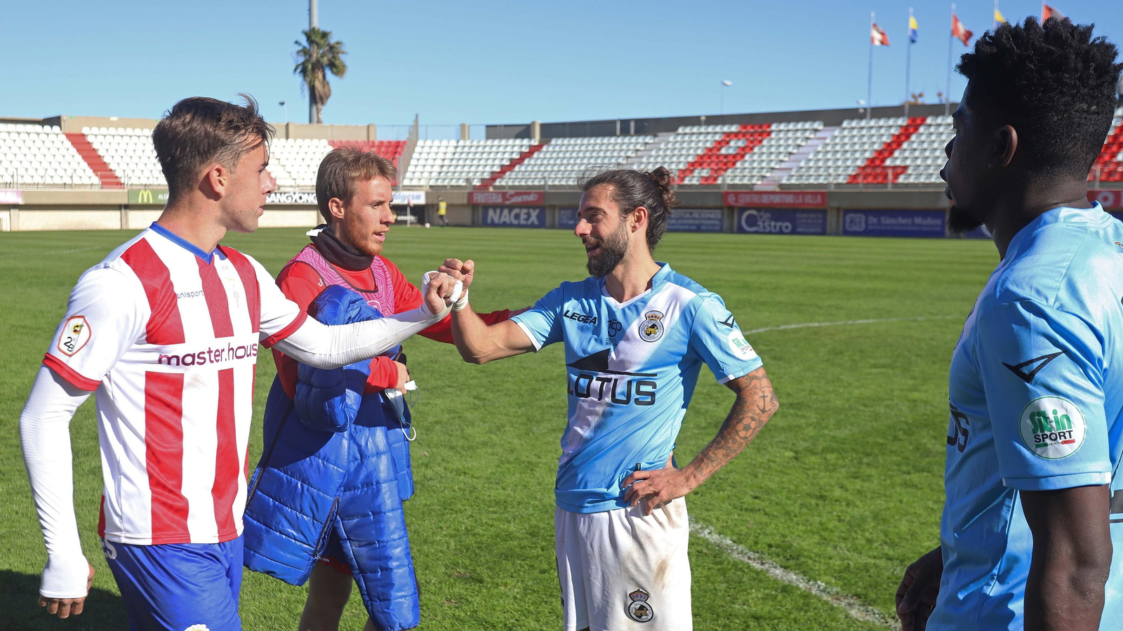 Llinares y Antoñito se saludan tras el partido de la primera vuelta en presencia de Yelko