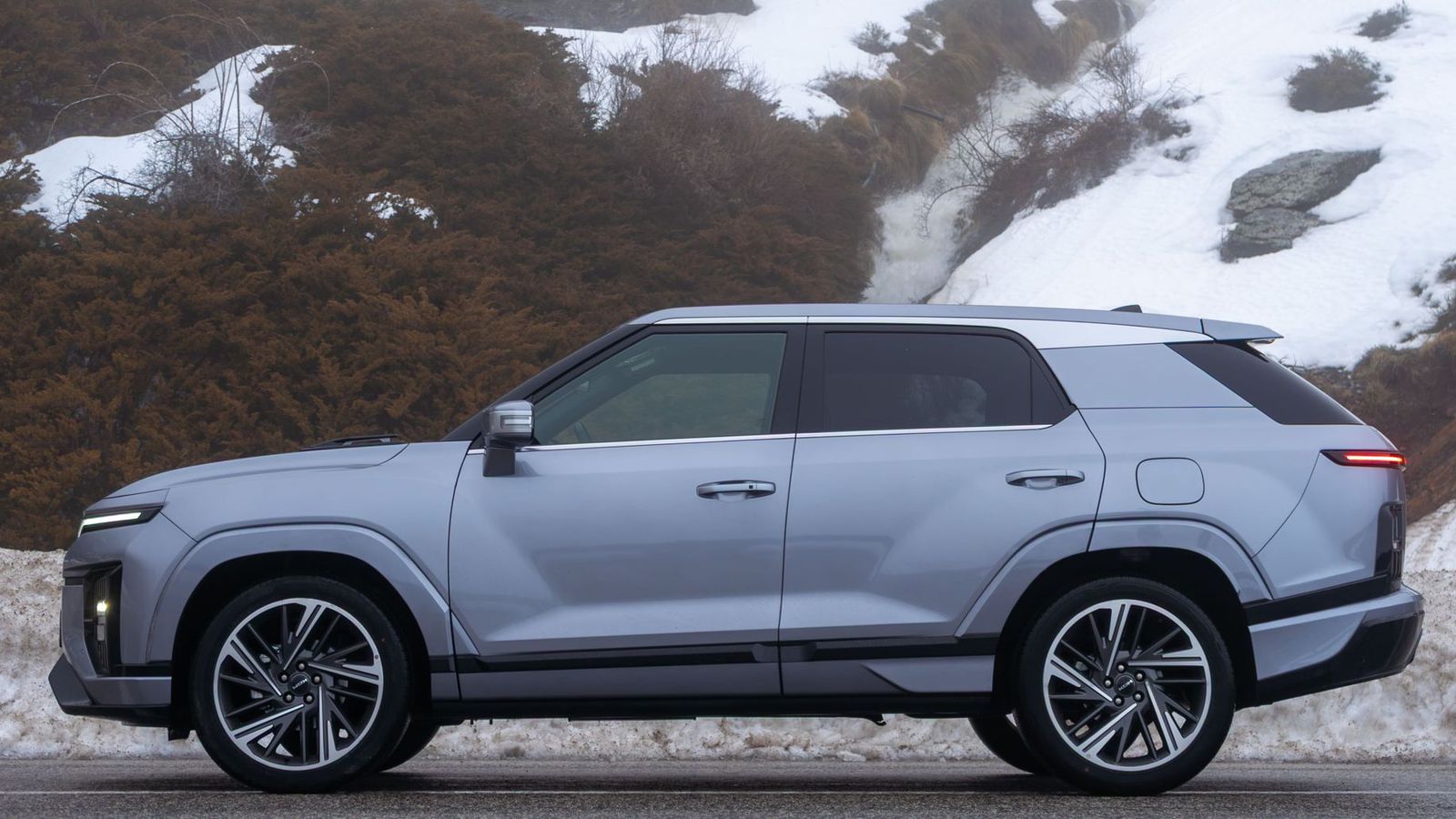 Con el Torres lanzado hace unos meses el Actyon comparte algunas piezas de estampación, pero las diferencias definitivas están del pilar posterior hacia atrás.