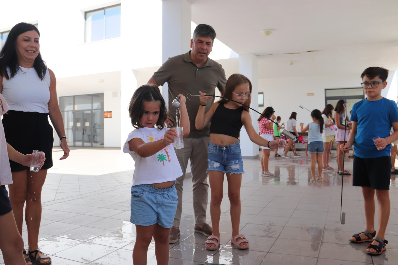 Los niños de Montilla aprenden el oficio de la venencia del vino, en imágenes Los niños de Montilla aprenden el oficio de la venencia del vino, en imágenes