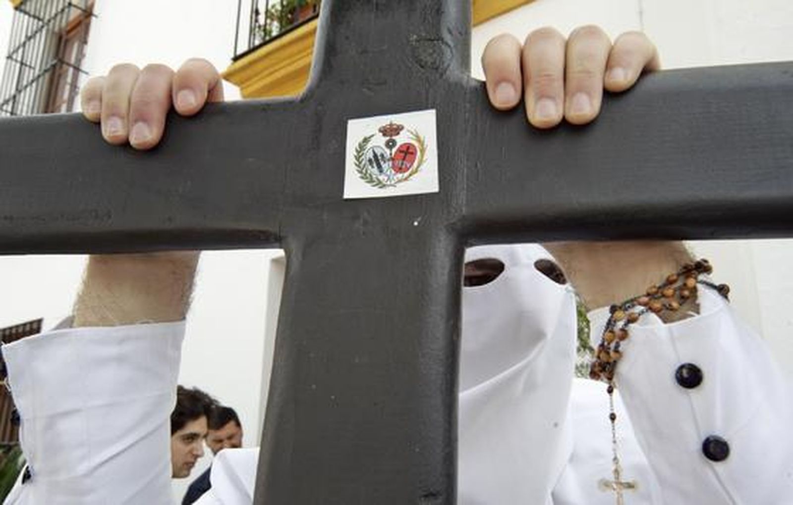 Primer plano de un penitente con la cruz y el rosario.

Foto: Antonio Pizarro