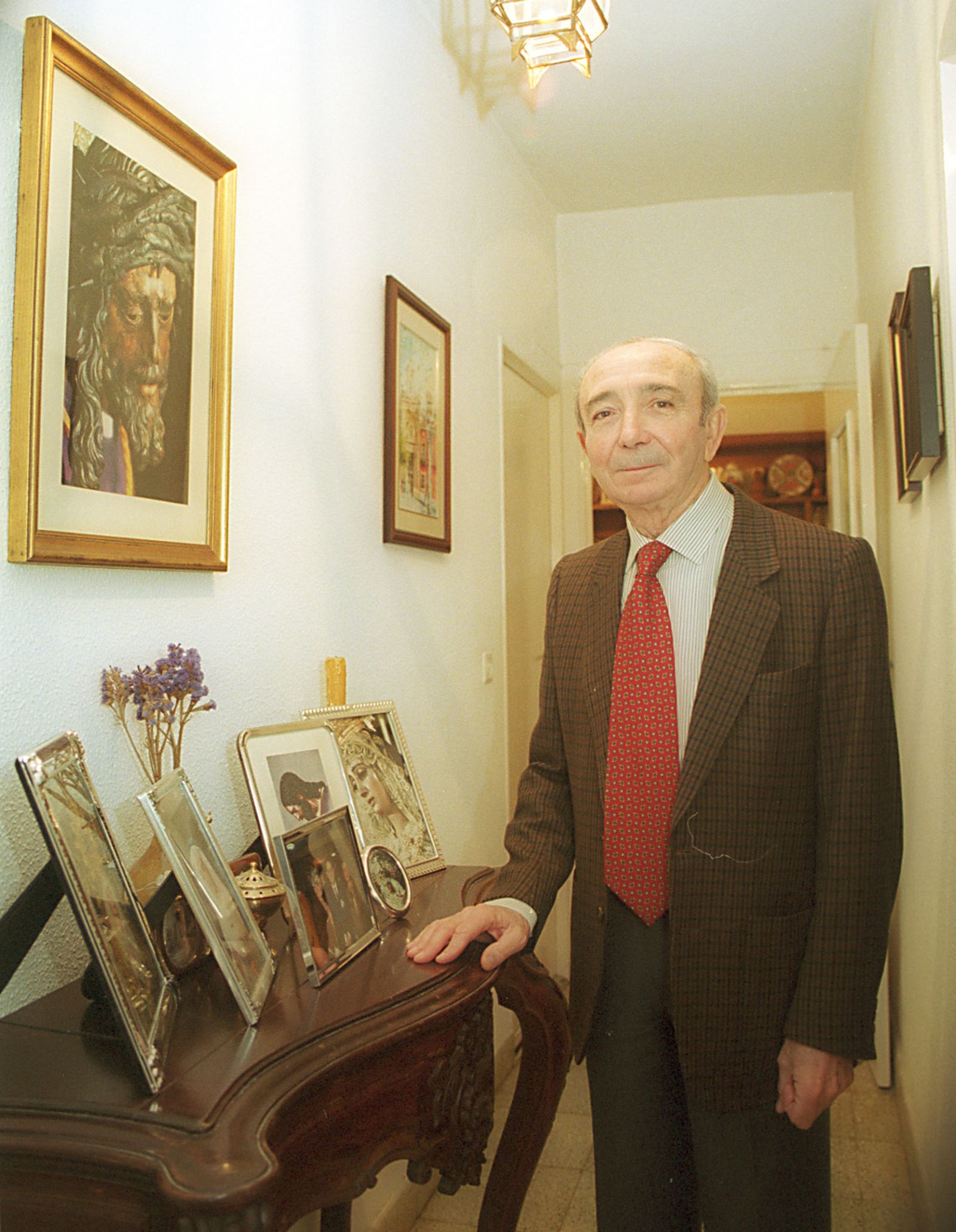 Antonio Ríos junto a un cuadro del Gran Poder.