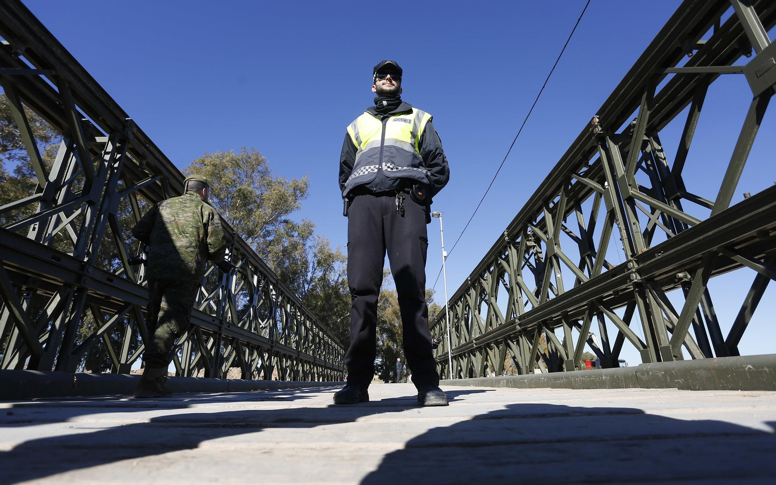 La visita de la ministra de Defensa a los puentes de Casariche y El Rubio, en imágenes