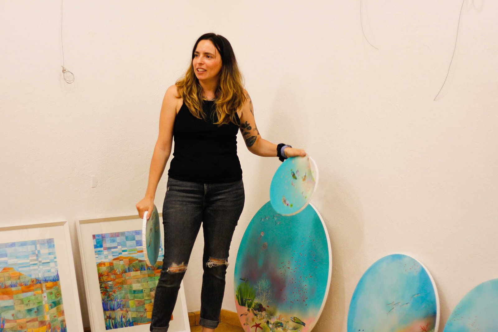 Rocío Gómez durante el montaje de la exposición.