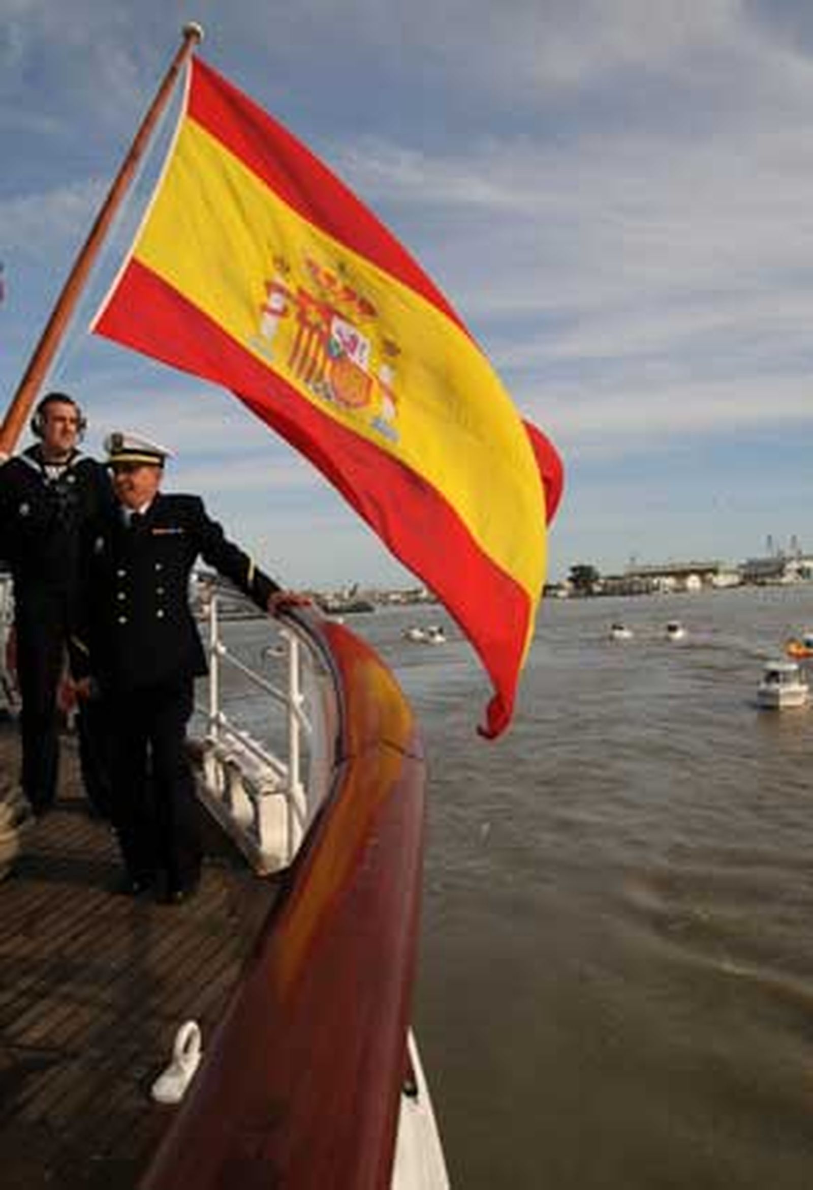 San Fernando despide en el Arsenal de La Carraca al buque escuela de la Armada, que partió de forma excepcional en uno de los primeros grandes actos conmemorativos del 2010

Foto: Javier Gonzalez